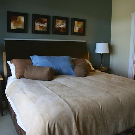 Painted Boat Resort Spa And Marina Madeira Park Rom bilde
