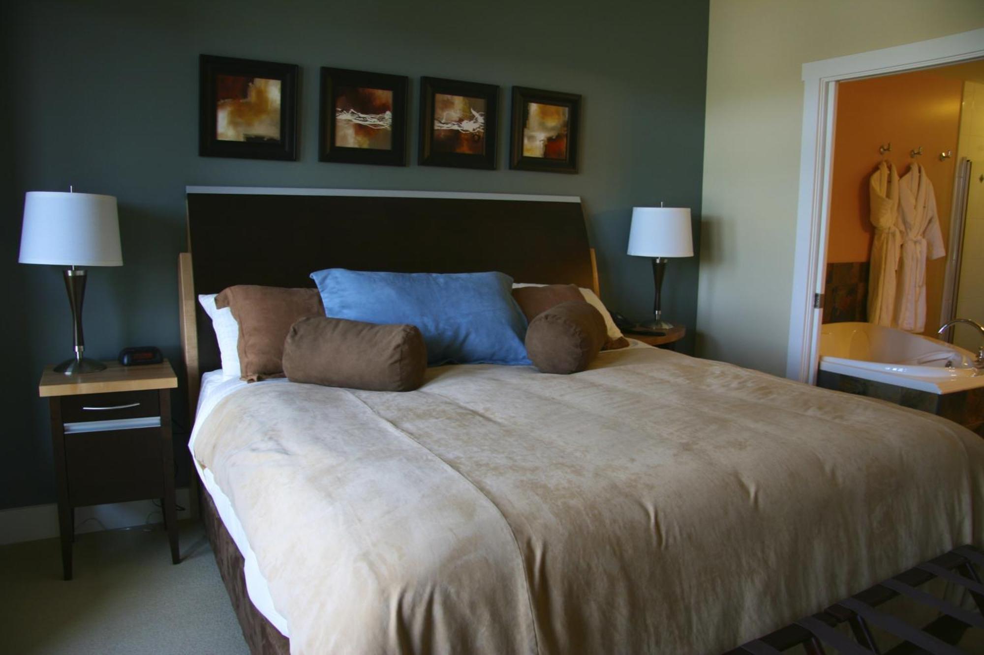 Painted Boat Resort Spa And Marina Madeira Park Rom bilde